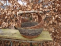 Ronde ongelijke mand met houten handvat